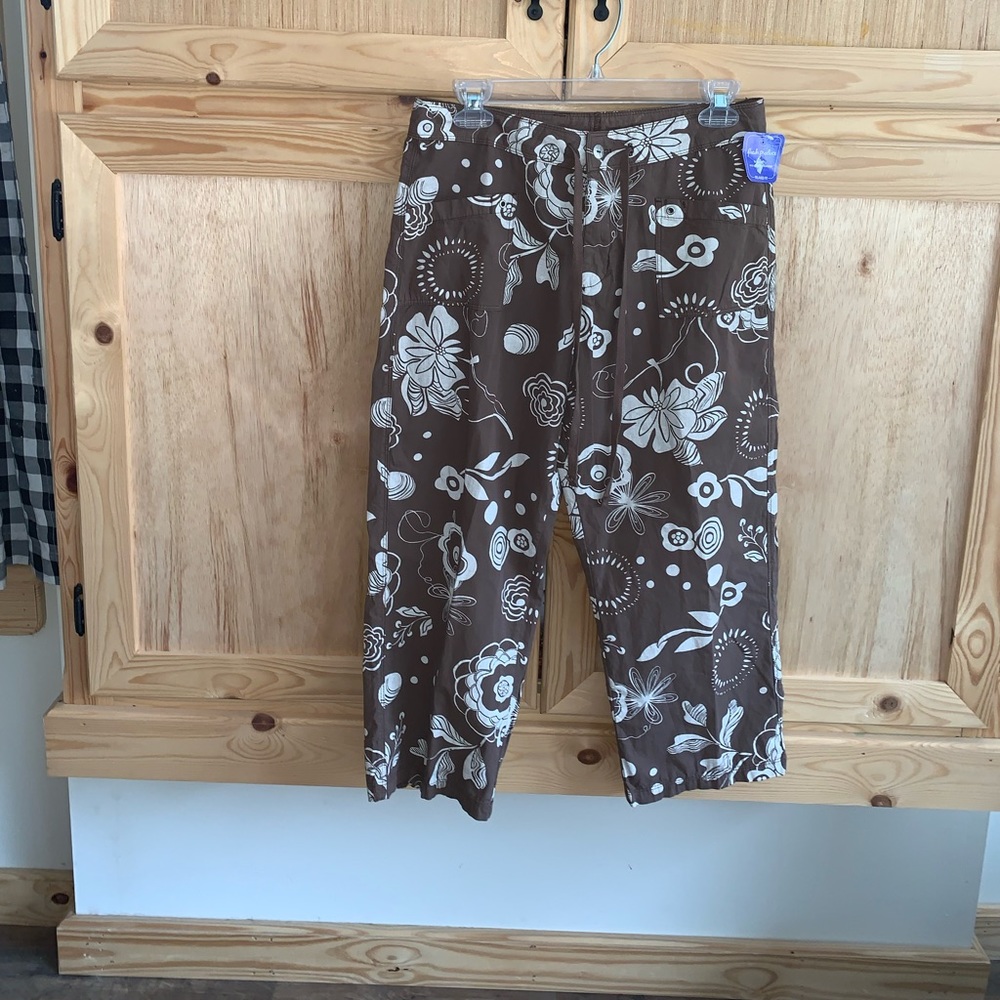 Fresh Produce NWT brown novelty floral “Relaxed Fit” cropped capri pants size SM